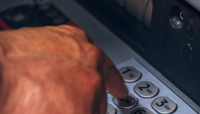 Как снять деньги с кредитки Сбербанка: условия, размер комиссии и способы